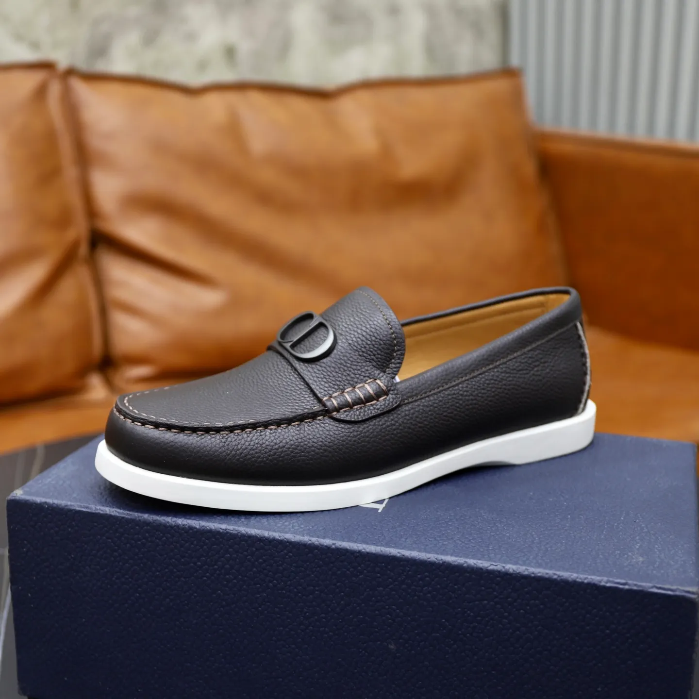 Ex-factory price: 540🙅‍♂️🙅‍♂️🙅‍♂️ Brand: Dior DIOR Standard code: Men's code 38/44 (45 can be customized) Grade: Same as the official website Material: Original cowhide stitching, cowhide lining, original TPU wear-resistant soft outsole Style categories: Leisure and sports version, footwear for driving, young fashion, European and American trends, British style Color: actual picture color